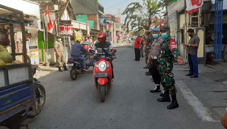 Foto : Yustisi protokol kesehatan aparat gabungan yang terdiri dari TNI, Polri dan Satpol PP menyasar Kampung Tambak Asri Surabaya, Jumat (27/8/2021).(Dok.Penrem Bhaskara Jaya)