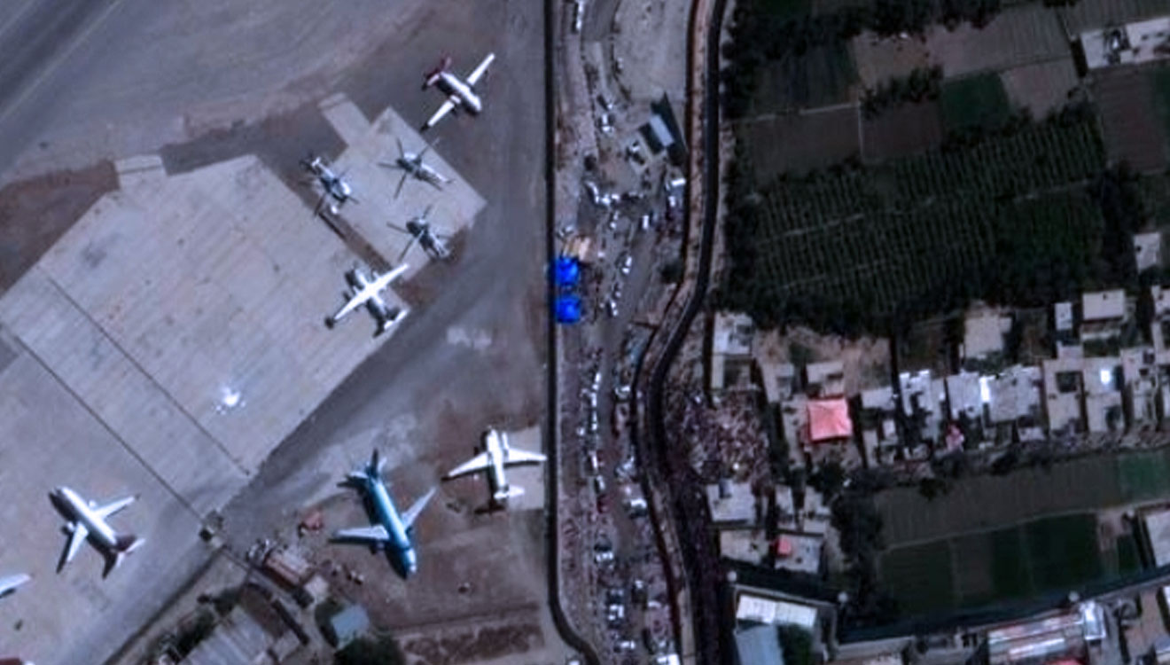 Keramaian di luar bandara Hamid Karzai, Kabul yang diambil dari citra satelit.(FOTO : Reuters)