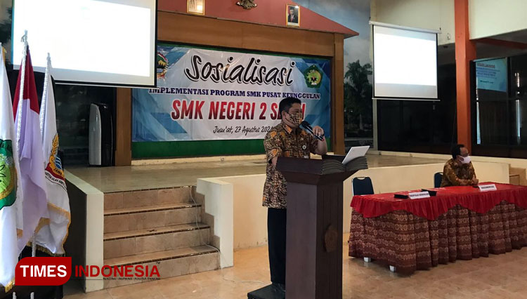 Kepala SMKN 2 Slawi, AR Hartono berkoordinasi dengan guru dan staf sekolah serta tamu undangan di Aula SMKN 2 Slawi. (Foto : Humas SMKN 2 Slawi for Times Indonesia)