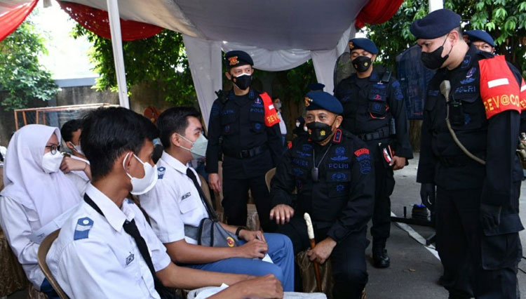 Gelar Vaksinasi di Depok, Pelajar: Terima Kasih Korps Brimob Polri