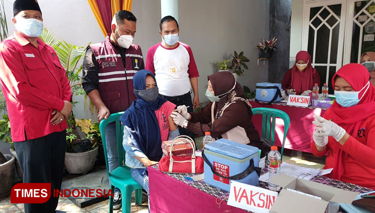 Bupati Fandi Akhmad Yani saat meninjau vaksinasi di PDI Perjuangan Gresik (Foto: Akmal/TIMES Indonesia)