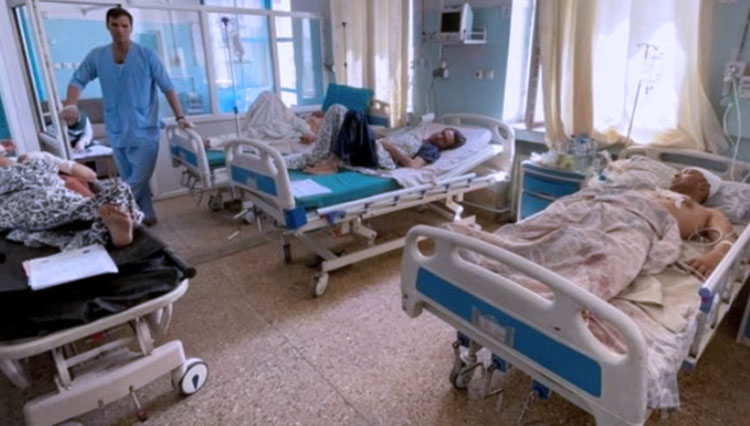 Para korban luka setelah serangan bom bunuh diri oleh ISIL  Afghanistan sedang mendapatkan perawatan di rumah sakit. (FOTO: Reuters)