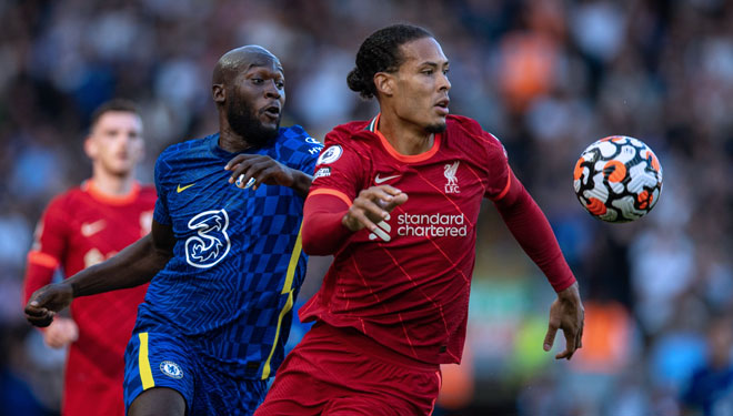Alot, van Dijk jaga ketat Lukaku (Foto: liverpoolfc.com)