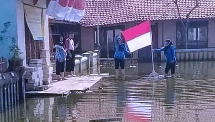 Foto pengibaran bendera merah putih di tengah banjir di SDN 1 dan 2 Eretan Wetan Indramayu, Jawa Barat yang viral di media sosial. (Foto: Instagram Nina Agustina @ninaagustina1708)
