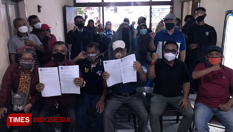 Forum Cabang dan Ranting PAN Kota Malang saat menunjukan surat penolakan SK pergantian jabatan periode 2020-2025, Minggu (29/8/2021). (Foto: Rizky Kurniawan Pratama/TIMES Indonesia)