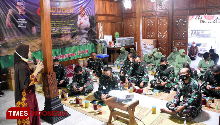Komandan Korem 072 Pamungkas Kolonel Inf Afianto ketika berkunjung ke markas Komunitas Banyu Bening di Jalan Rejodani Gg. Tempursari, RT 02/RW 027 Dusun Blekik, Ngaglik, Sleman, Sabtu (28/8/2021). (FOTO: Penrem 072 Pamungkas for TIMES Indonesia)