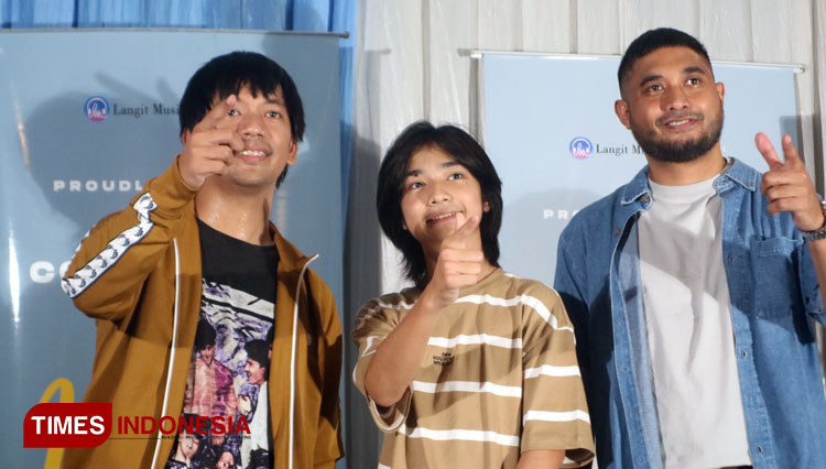 Rian Ekky Pradipta, Weda dan Rayen Pono saat press conference single perdana To Die For di Cafe Prajurit, Surabaya, Minggu (29/8/2021) malam.(Foto : Lely Yuana/TIMES Indonesia) 
