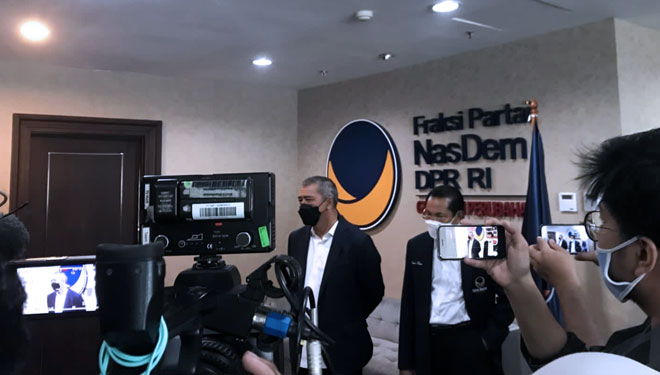 Ketua Fraksi Partai NasDem Ahmad Ali menjawab pertanyaan wartawan dalam konferensi pers seputar penangkapan Bupati Probolinggo Puput Tantriana Sari yang menyeret kadernya Hasan Aminuddin (FOTO: Sumitro)