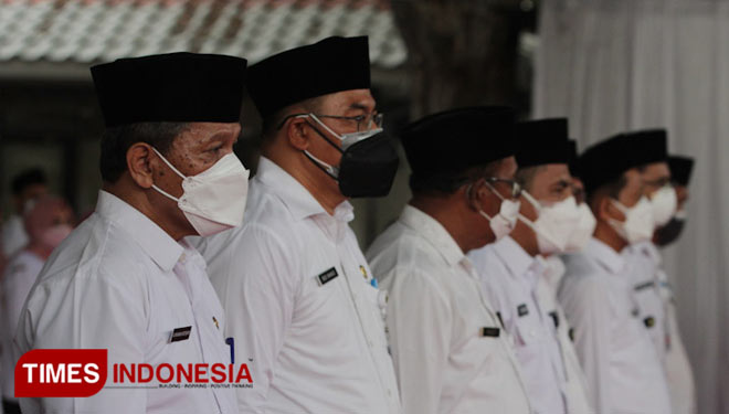 Pejabat Pemkab Gresik saat membaca sumpah jabatan (Foto: Byvan/TIMES Indonesia).