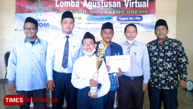 Pelajar berprestasi saat mendapatkan reward dari LP Ma'arif NU Gresik sebagai penyelenggara kegiatan (Foto: Akmal/TIMES Indonesia)