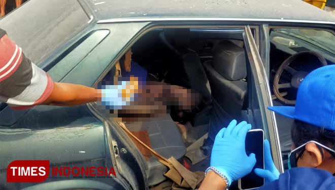Penemuan mayat didalam mobil tua, di Cirebon Jawa Barat.(Foto: Dede Sofiyah/Times Indonesia)