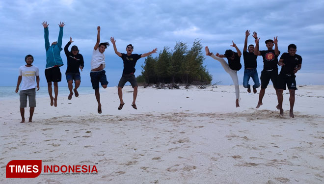 The visitors make jump pose to catch their moment at Noko Island, Gresik. (PHOTO: Akmal/TIMES Indonesia)