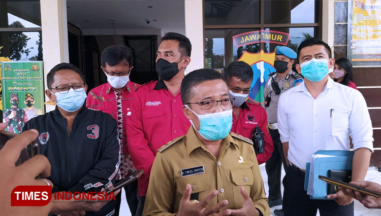 Ketua DPC PDIP Kota Batu, Ir Punjul Santoso saat memberikan keterangan kepada pers terkait vandalism Puan Maharani. (FOTO: Muhammad Dhani Rahman/TIMES Indonesia)