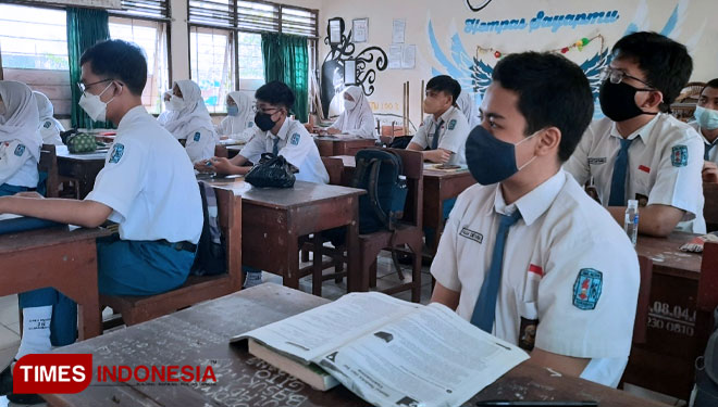 SMAN 16 Surabaya Gelar Pembelajaran Tatap Muka Sesuai Prokes - TIMES ...