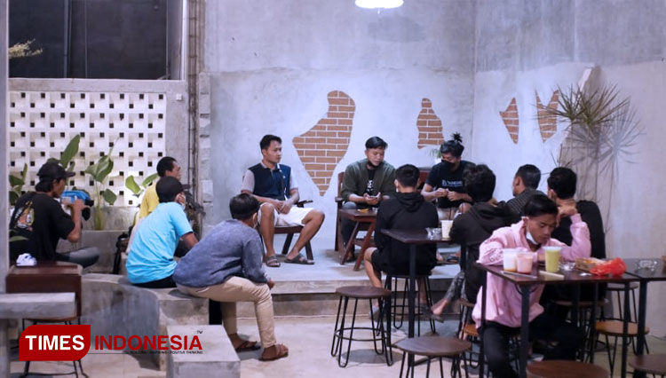 Technical meeting offline di Kohay Cafe Srono oleh panitia Turnamen Eksport Mobile Legend Karang Taruna Desa Kebaman. (FOTO: Rizki Alfian/ TIMESIndonesia)