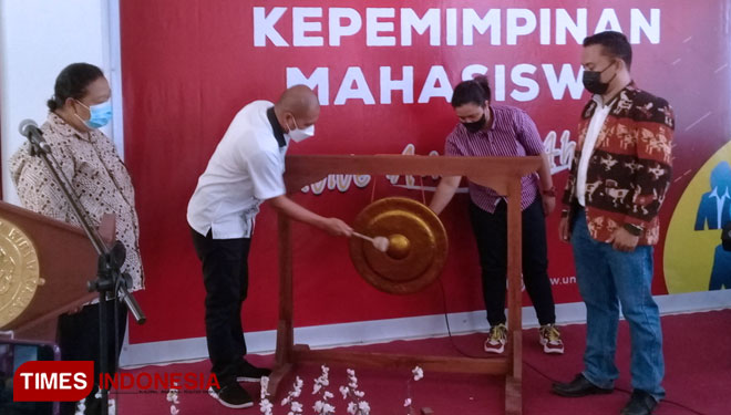 Rektor Unkriswina Sumba Dr. Maklon F. Killa, SE, M.Si didamping PR dan Ketua Pnyelenggara saat membuka kegiatan Orsmaru dengan ditandai pemukulan gong.(FOTO: Habibudin/TIMES Indonesia)