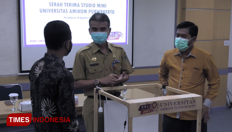 Amikom Purwokerto serahkan 27 Studio Mini kepada pelaku UMKM. (FOTO: Sutrisno/TIMES Indonesia)