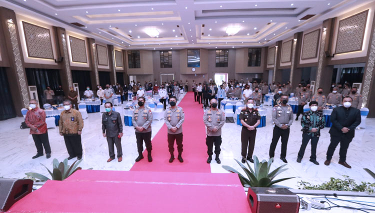 Ditlantas Polda Jatim saat membuka webinar tentang ETLE dan INCAR, Selasa (31/8/2021). (Foto: dok. Humas Polda Jatim)