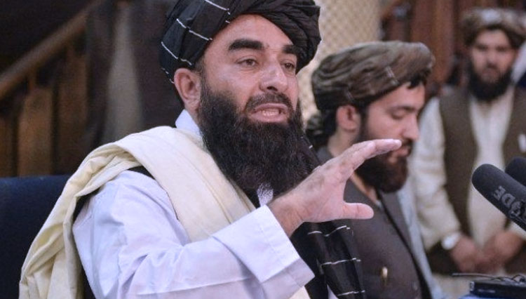 Juru bicara Taliban, Zabihullah Mujahid saat memberikan keterangan pers kepada media internasional di Afghanistan (foto: Dokumen/AP)