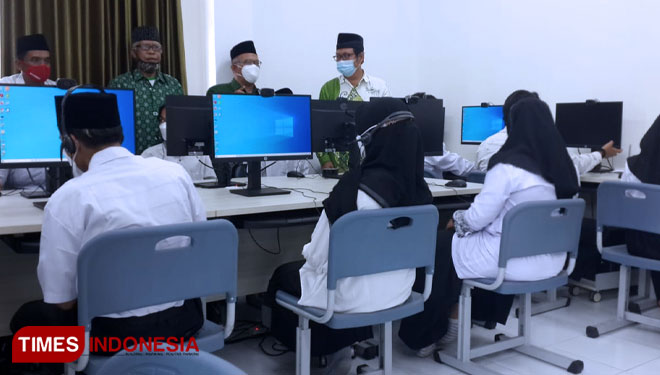 Ketua PCNU Kota Semarang KH Anashom saat mengecek persiapan praktik di laboratorium multimedia BLK Komunitas NU Kota Semarang (foto: Mushonifin)