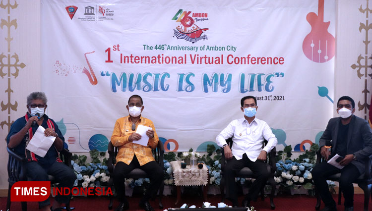 Wali Kota Ambon, Richard Louhenapessy, saat membuka The First International Virtual Music Conference dengan tema “Music Is My Life”, Selasa (31/08/2021) di Balai Kota. (FOTO: Ade/ TIMES Indonesia) 