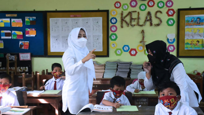 Bupati Mojokerto, Ikfina Fahmawati saat meninjau pelaksanaan PTM terbatas di SDN Banjaragung, Puri, Kabupaten Mojokerto. Rabu (01/9/2021). (foto: Dok. TIMES Indonesia)