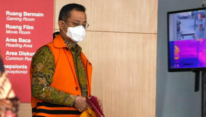 Terdakwa mantan Menteri Sosial Juliari P Batubara berjalan menuju mobil tahanan usai menjalani sidang pembacaan putusan secara virtual di gedung ACLC KPK, Jakarta.  (foto: antara/Hafidz Muabarak))