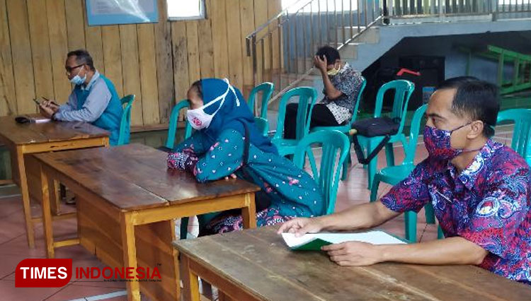 Kepala Desa Cibangkong dan pendamping desa a