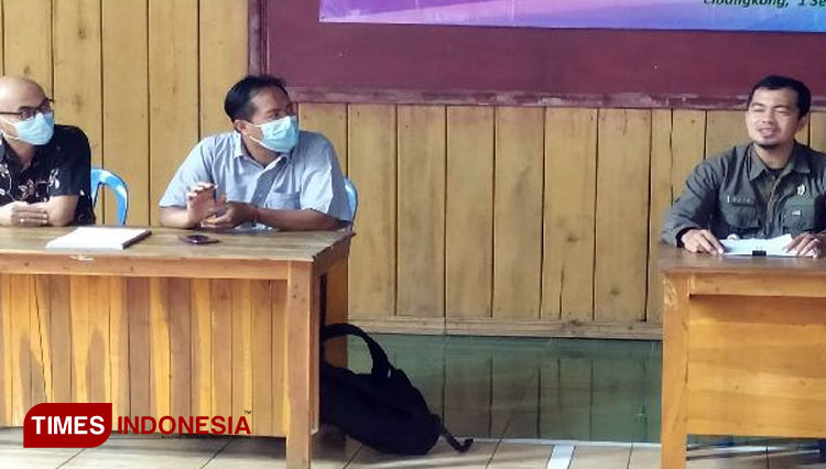 Kepala Desa Cibangkong dan pendamping desa saat rapat pembahasan BUMDes yang hanya dihadiri dua perangkat desa dan dua tokoh BPD.(FOTO : Sutrisno/TIMES Indonesia)