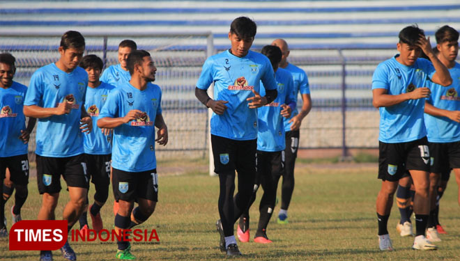 Para pemain Persela saat berlatih di Stadion Surajaya Lamongan. (FOTO: MFA Rohmatillah/ TIMES Indonesia)
