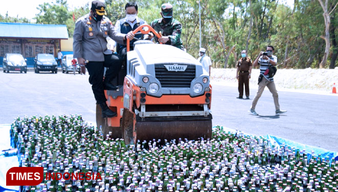 Polres Pamekasan musnahkan ratusan botol miras hasil operasi pekat di Lapangan Multifungsi Sarja Arya Racana Pamekasan Pamekasan.(Foto: Akhmad Syafi'i/TIMES Indonesia)