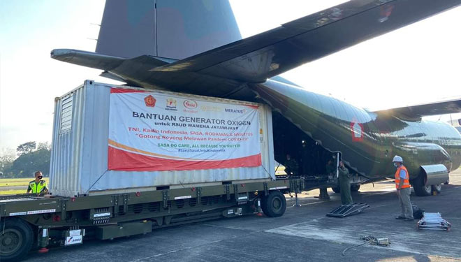 TNI mengirim bantuan berupa satu unit oxygen generator untuk RSUD Wamena. (Foto: Puspen TNI)