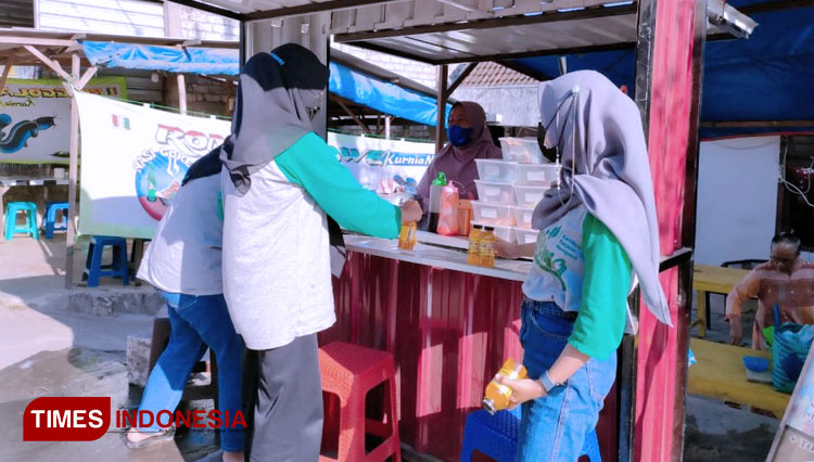 Mahasiswa KSM Tematik Unisma melakukan pendampingan pemasaran online pada pelaku UMKM jamu tradisional di Desa Sumurgeneng Kabupaten Tuban. (FOTO: AJP TIMES Indonesia)