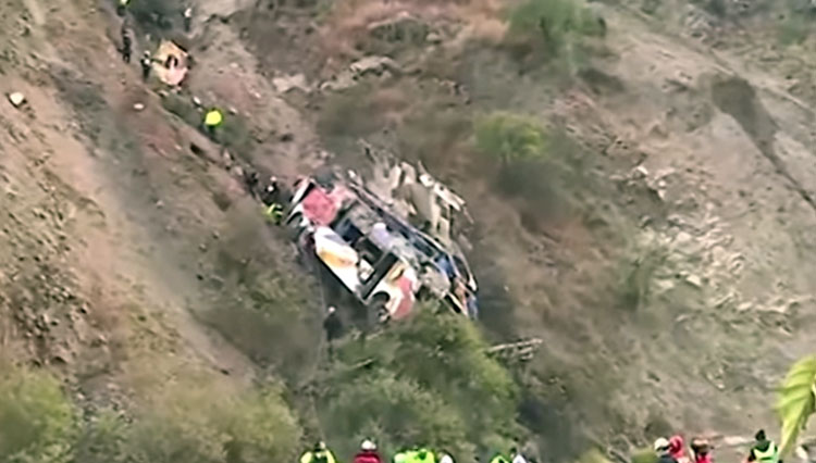 Kecelakaan bus di Peru, Selasa (31/8/2021). (Foto: Al Jazeera) 
