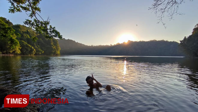 Wisatawan saat menikmati keindahan Danau Kastoba. (Foto: Akmal/TIMES Indonesia).