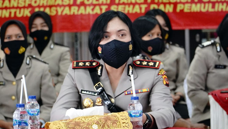 Kapolres Banjar AKBP Ardiyaningsih,S.I.K,M.Si saat mengikuti kegiatan HUT Polwan secara virtual (foto:Humas Polres Banjar)