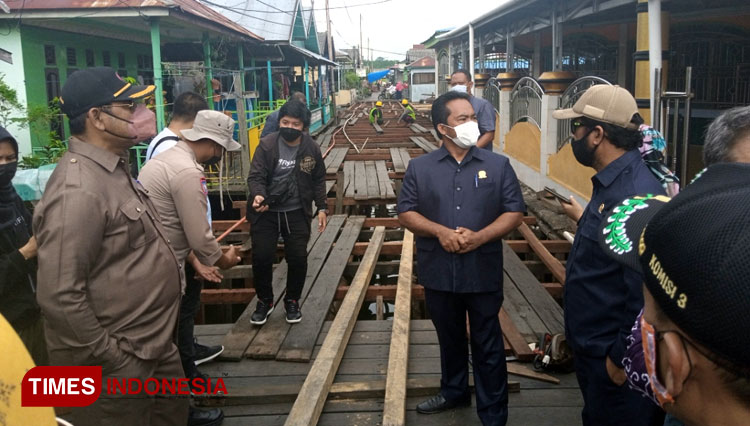 Komisi III DPRD Bontang saat Sidak di Lokasi pekerjaan Proyek Pekerjaan Jalan Ulin Kampung Nelayan Selambai Loktuan (Foto: Kusnadi/TIMES Indonesia)