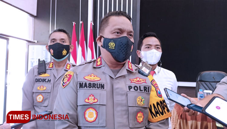 Kapolresta Banyuwangi AKBP Nasrun Pasaribu memberikan keterangan. (FOTO: Agung Sedana/TIMES Indonesia)