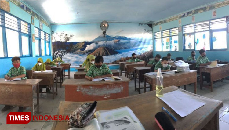 Kegiatan PTM Terbatas di SMPN 1 Nguling. (FOTO: AJP TIMES Indonesia)