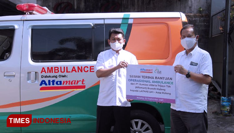 Penyaluran bantuan pembiayaaan operasi 1 unit mobil ambulans dari Alfamart kepada pihak LMI Malang Raya. (FOTO: Naufal Ardiansyah/TIMES Indonesia)