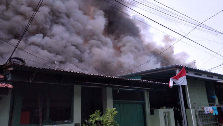 Rumah dinas TNI AD terbakar. (FOTO: Dinas PMK Surabaya)