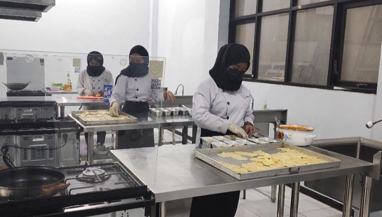 Siswa SMK Muhammadiyah 3 Singosari Malang melakukan tugas praktik di laboratorium.(Foto: Dok.SMK Muhammadiyah 3 Singosari) 