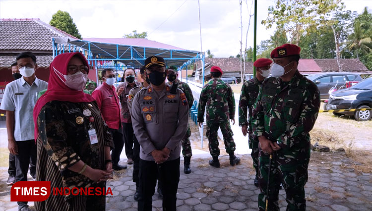Bupati Klaten Sri Mulyani bersama Kapolres Klaten AKBP Eko Prasetyo, dan Komandan Grup 2 Kopassus Kolonel Inf Sabdono Budi Wiryanto ketika memantau kegiatan vaksinasi di lapangan Desa Kecemen, Kecamatan Manisrenggo, Klaten. (FOTO: Pemkab Klaten for TIMES
