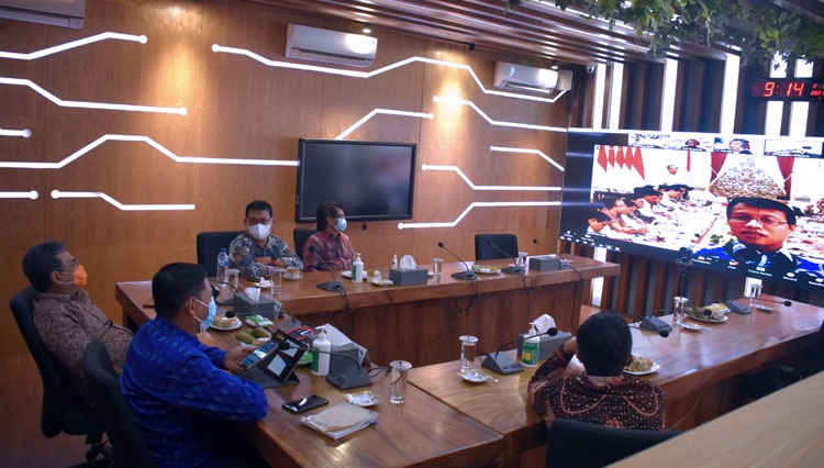 Suasana-virtual-zoom-di-ruang-commad-center-Pemkot-Kediri.jpg
