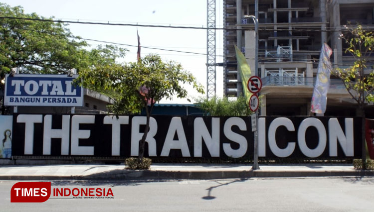 Proyek pembangunan Trans Icon di Jalan Ahmad Yani Surabaya kembali mendapat keluhan dari warga sekitar. (FOTO: Ammar Ramzi/TIMES Indonesia)