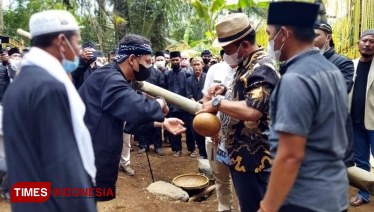 Wakil Bupati Majalengka, Tarsono D Mardiana menghadiri upacara tradisi Ngalaksa. (Foto: Jaja Sumarja/TIMES Indonesia)