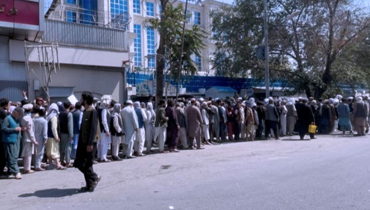 Warga Afghanistan mengantre di bank untuk menarik uang mereka setelah Taliban menguasai negara itu. (FOTO: Reuters)