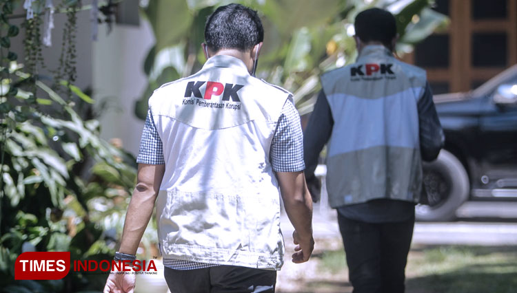 Petugas KPK saat melakukan penggeledahan di rumah pribadi Bupati Probolinggo, Tantriana Sari di Jl A. Yani, Kota Probolinggo (foto: Ryan/TIMES Indonesia)