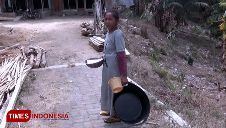 Warga di salah satu Desa Kecamatan Botolinggo Kabupaten Bondowoso susah mendapatkan air bersih saat musim kemarau tiba. (FOTO: Oky for TIMES Indonesia)