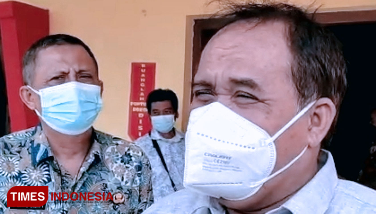 Bupati Kabupaten Pangandaran Jeje Wiradinata didampingi Wakil Bupati Pangandaran Ujang Endin Indrawan setelah selesai sosialisasi uji coba pembukaan obje wisata (Foto: Syamsul Ma'arif/TIMES Indonesia)